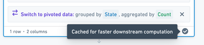 Contour のピボットテーブルボードのフッターの画像。ボードの右下には円形のチェックマークがあります。チェックマークの上に表示されるツールチップには、「Cached for faster downstream computation.（下流計算の高速化のためにキャッシュされました）」と書かれています。